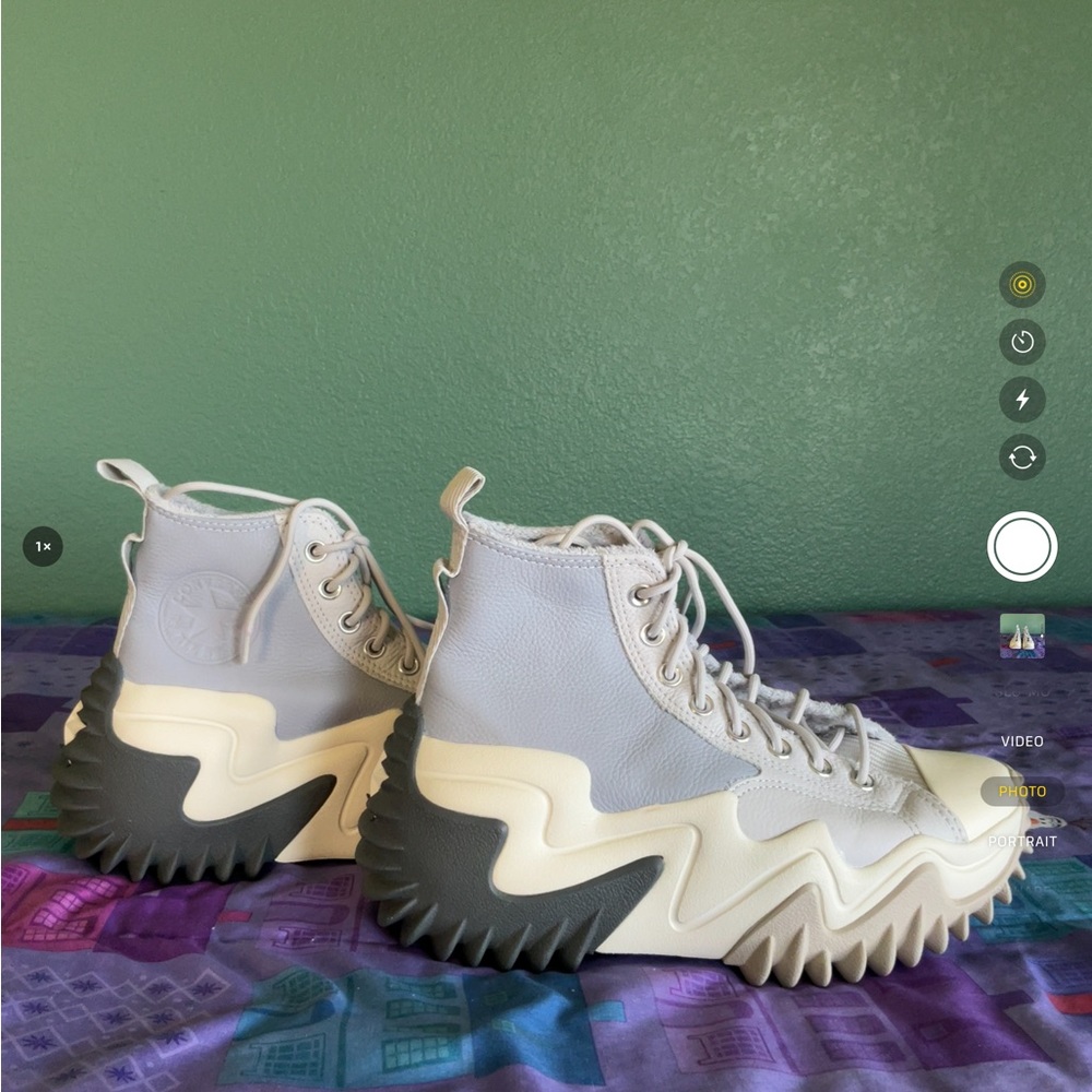 Converse women’s 8.5 excellent condition gently used